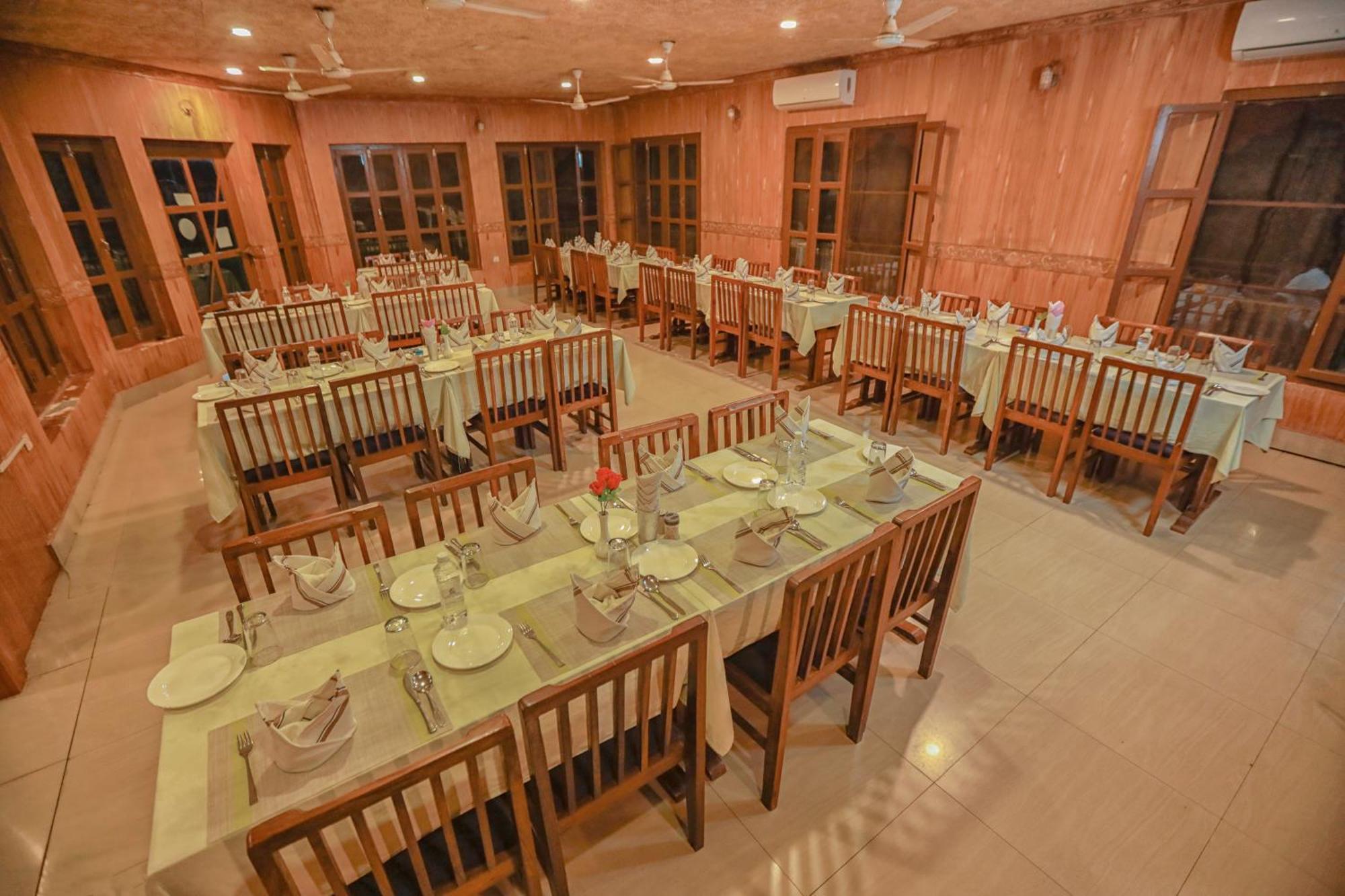 Hotel Wildlife Camp Sauraha Luaran gambar