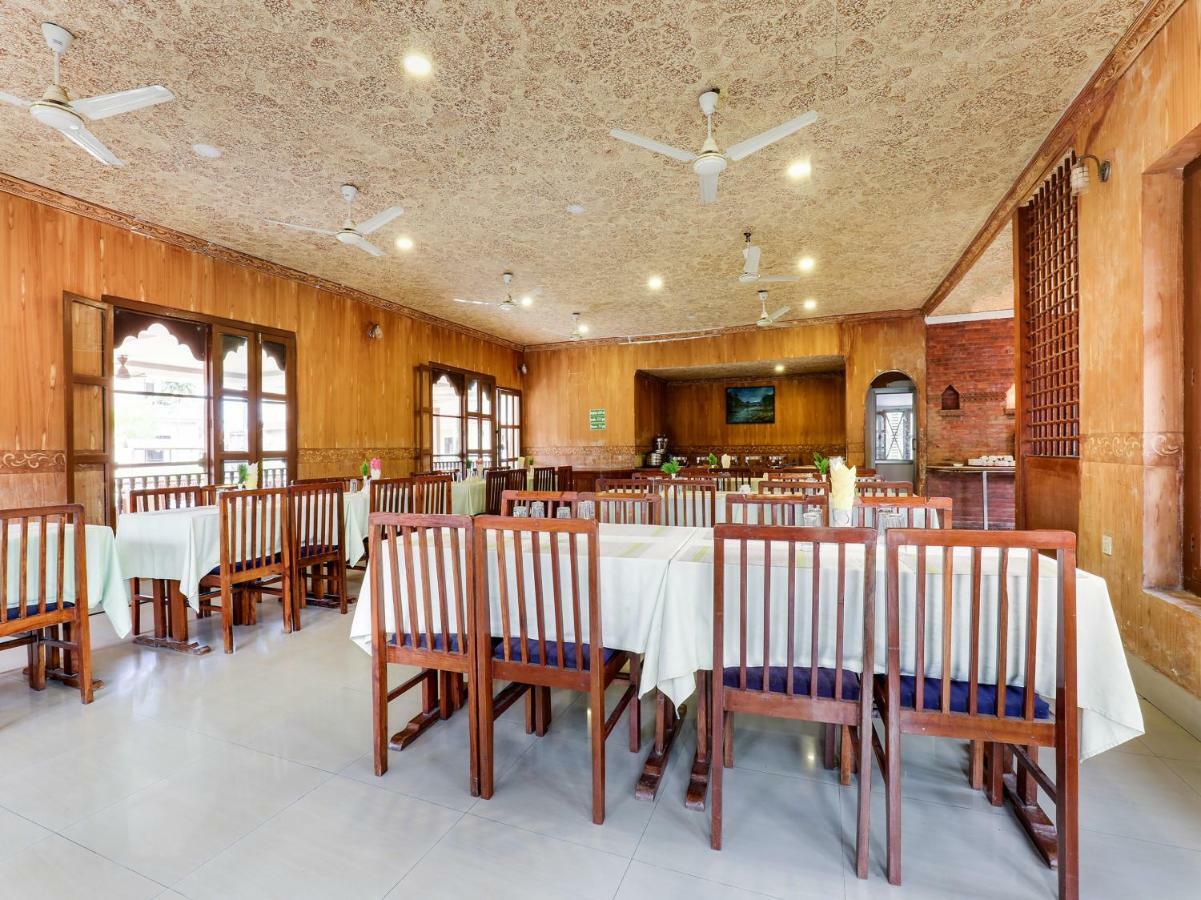 Hotel Wildlife Camp Sauraha Luaran gambar