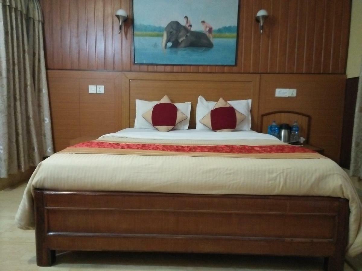 Hotel Wildlife Camp Sauraha Luaran gambar
