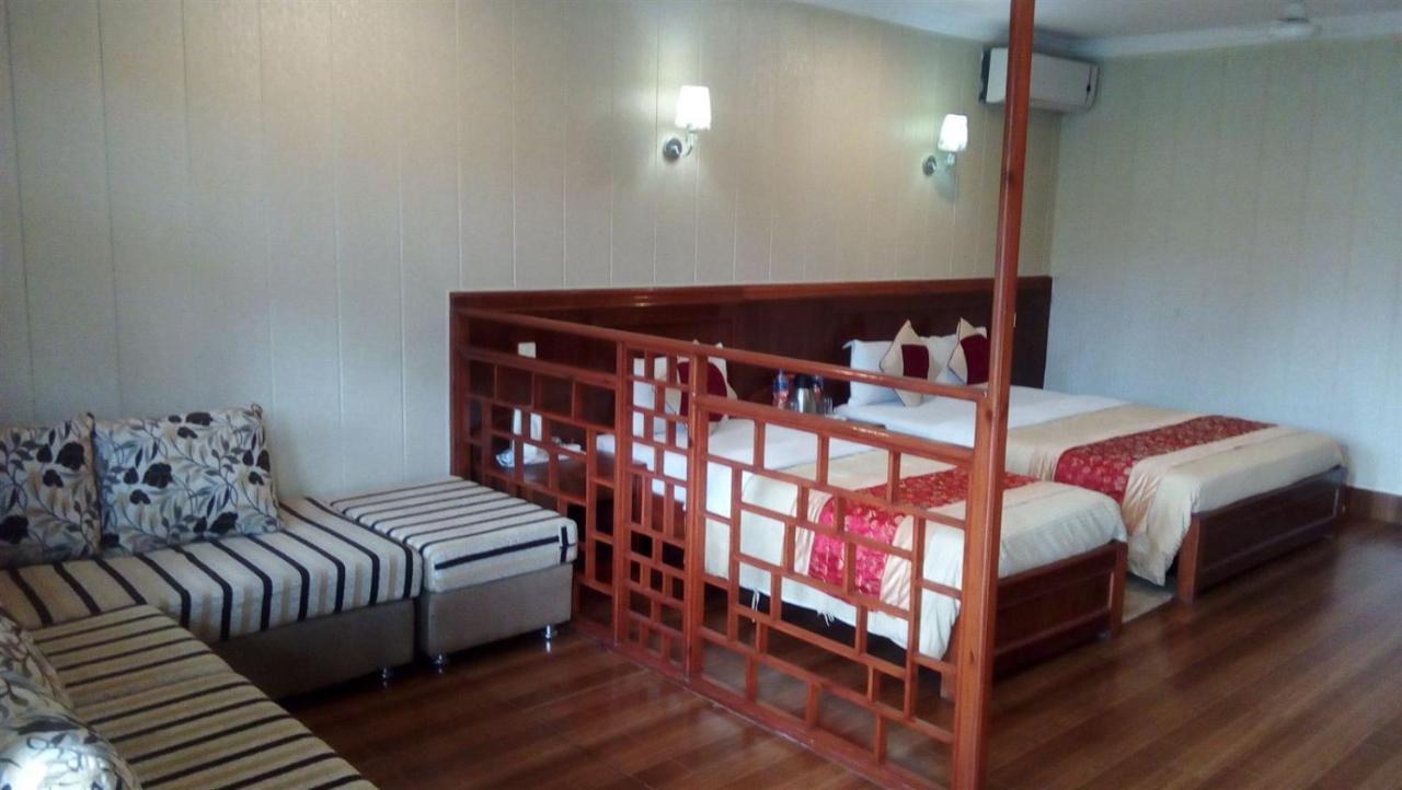 Hotel Wildlife Camp Sauraha Luaran gambar